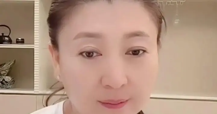 闫学晶哭穷遭群嘲：儿子年入几十万不够花，这让普通人怎么活？