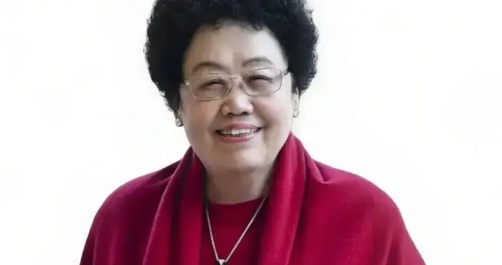 她去世那天，很多人第一次意识到：真正厉害的人，从不活在热搜里