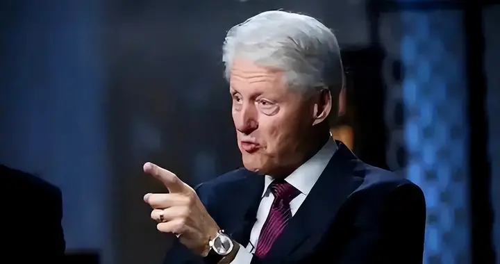 克林顿真的怒了，他要掀翻美国的桌子：你们凭啥就公布我一个人？