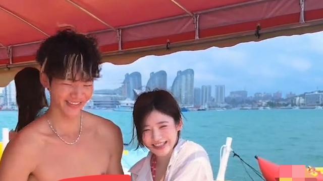 雨余絮：尽管发烧了！但还是要看这八块腹肌