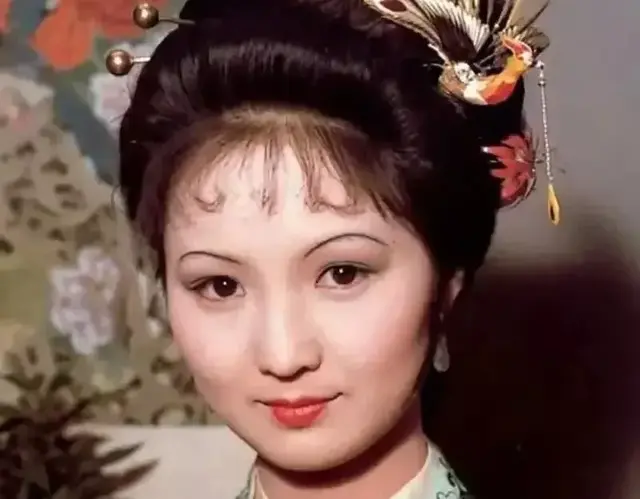 《红楼梦》里平儿的华丽转身：从丫鬟到正妻的传奇之路