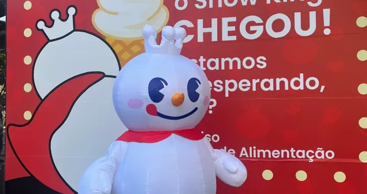 蜜雪冰城南美首店在巴西开业，大批民众排队2小时购买，设置200%糖度...