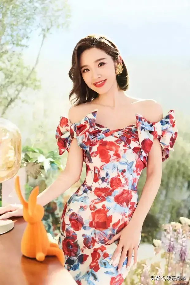 唐艺昕花裙炫锁骨，甜笑对镜美艳绝伦，一字肩尽显明媚风情！