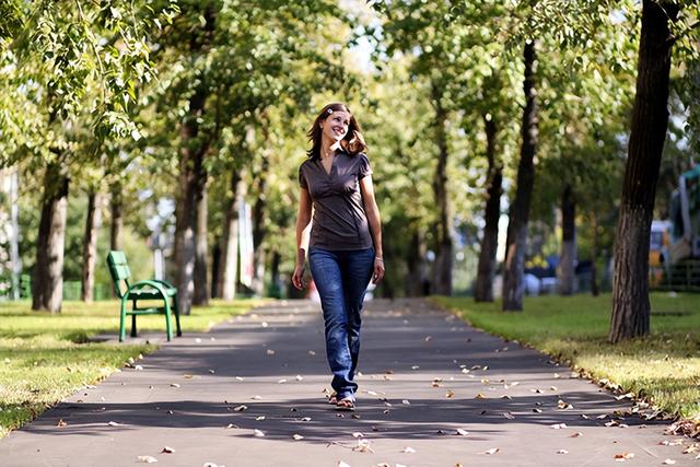 它对膝盖较友好，比跑步更燃脂，还对全身健康都有益