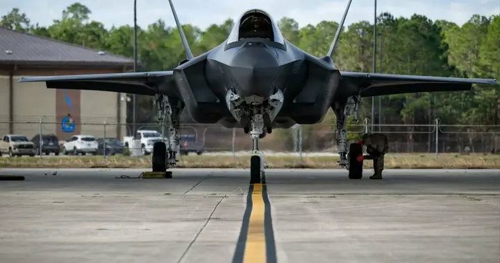 外媒：评选全球十大最强战斗机，F-35稳坐榜首，歼-20却屈居第二