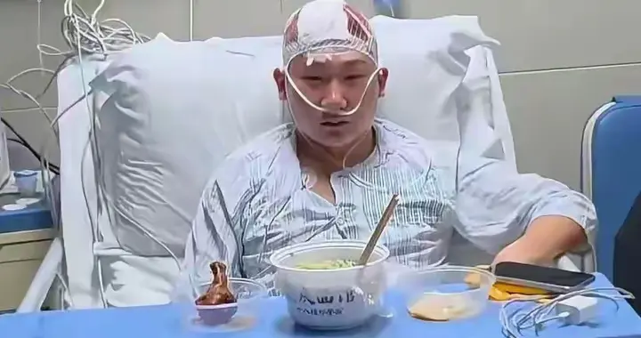 重庆某网红退网摆摊遭锤击，袭击者已被警方控制