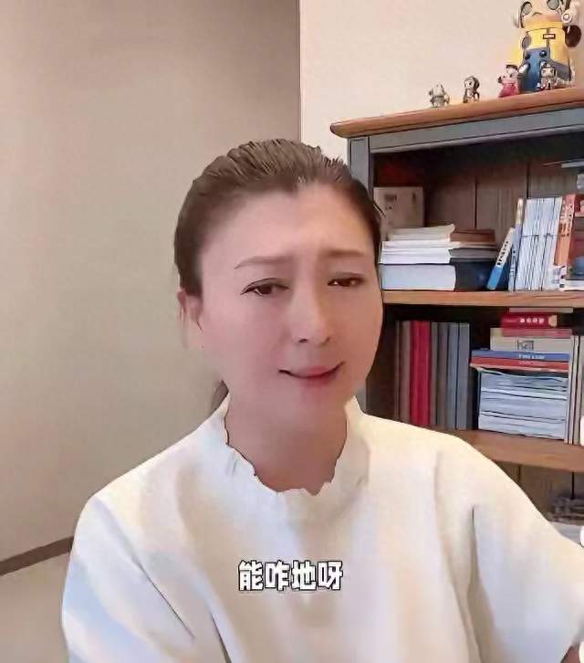 演员闫学晶直播间哭穷塌方，其儿子被指违规上中戏新疆班