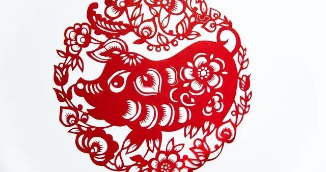 属猪人：4月家里要有大事，瞒了许久的秘密藏不住，是好事