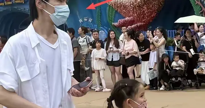 向佐郭碧婷带孩子现身长隆游玩，女儿侧颜曝光，向太坐轮椅陪同
