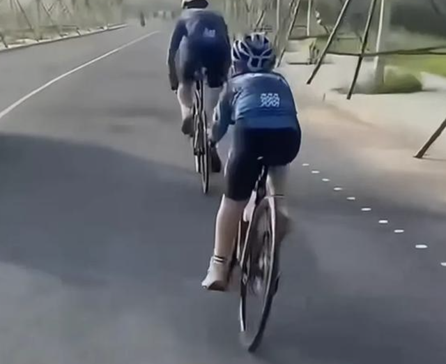 最新！男孩骑车摔倒遭对向车碾压身亡，父亲被全网声讨，官方回应