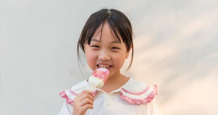 两个娃，一个被禁止吃冷饮，一个被允许，长大后，两人差距太大