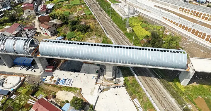 西渝高铁建设又一重大突破！康渝段陕西段唯一转体桥成功转体