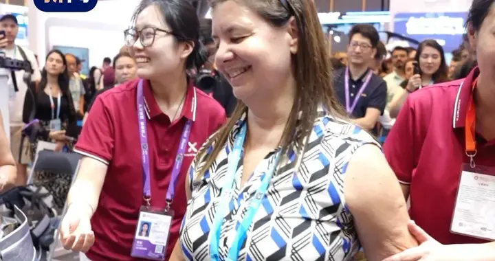 广交会温情一刻：国产外骨骼助外籍残障客商重新站立，亲友落泪