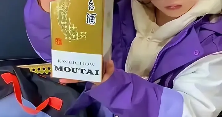 官方辟谣“女孩花50元在学校跳蚤市场买到茅台”：系杜撰的段子