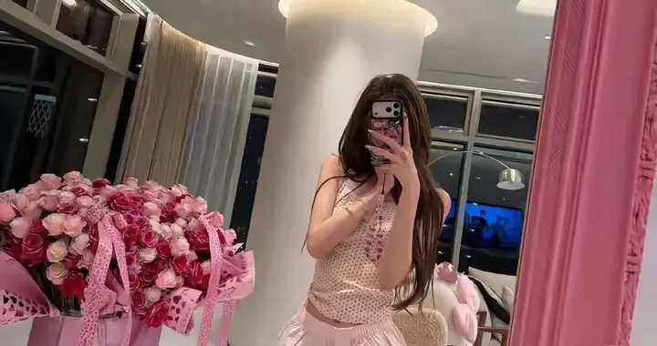 王思聪这次是真动了心!懒懒刚晒出日本豪宅自拍，粉白玫瑰耀眼