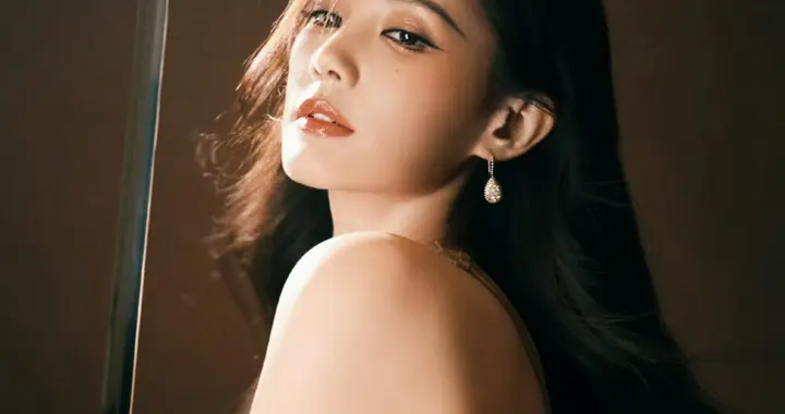 李一桐棕色编制挂脖露背高开叉礼服 ，大长腿黑色一字带高跟鞋