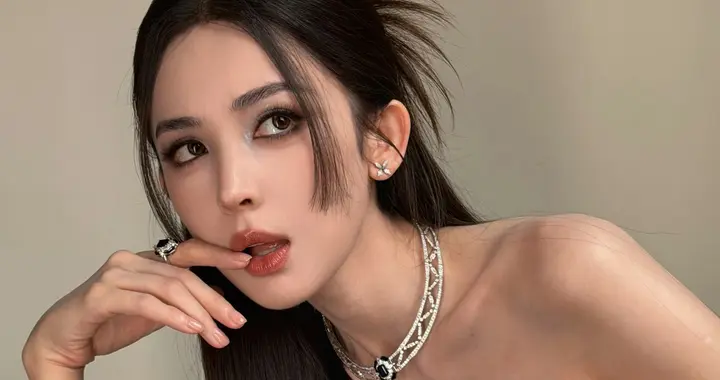 古力娜扎抹胸黑裙造型，尽显优雅与酷飒