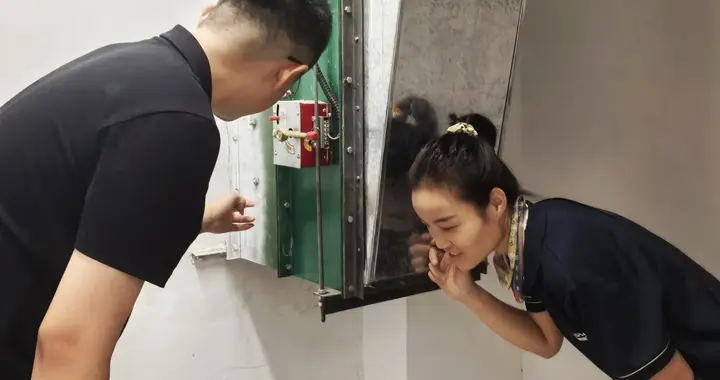 地下车库密闭的风机厢内，咋会传出阵阵小奶猫的哭声？