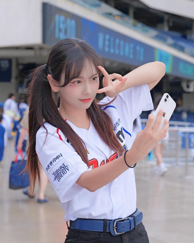 無敵漂亮！韓國啦啦隊的精靈《金佳恩 》稚嫩感不輸年輕偶像女團！