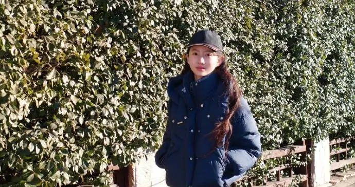 演员刘萌萌今日份户外美拍，气质状态真不错