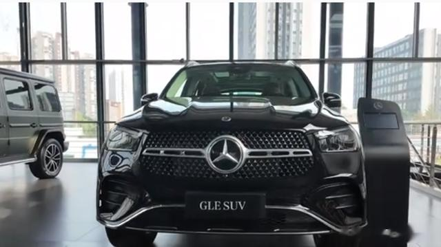 车长4米927配9AT，配置不高销量却很高，这台奔驰为何如此热销？