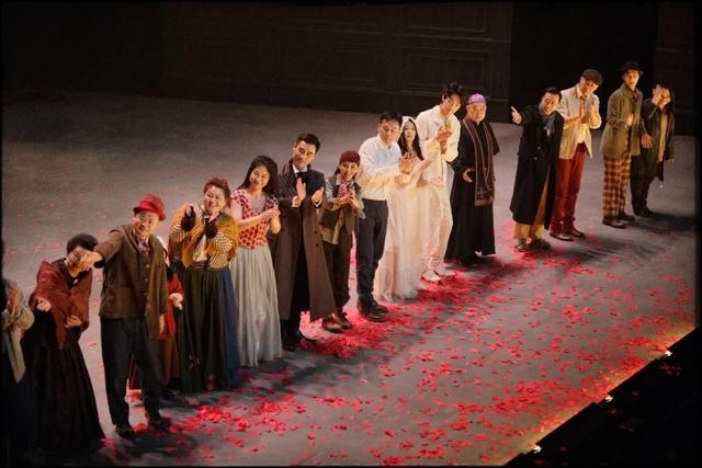 央华版《悲惨世界》成功首演，超震撼精彩舞台激荡人心