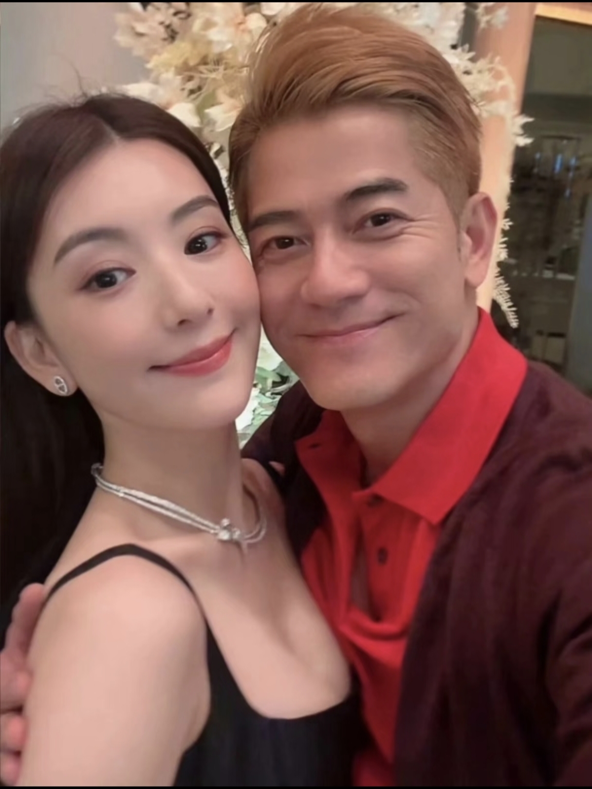 一把搂住方媛，郭富城狂吼！你以为是爱情？  赛马赢了奖金，他转身死死抱...