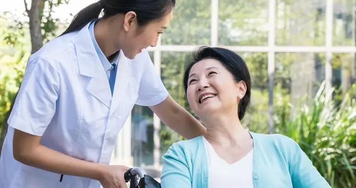 我退休后，把住养老院的婆婆接回家照顾，婆婆给我开工资：都开心