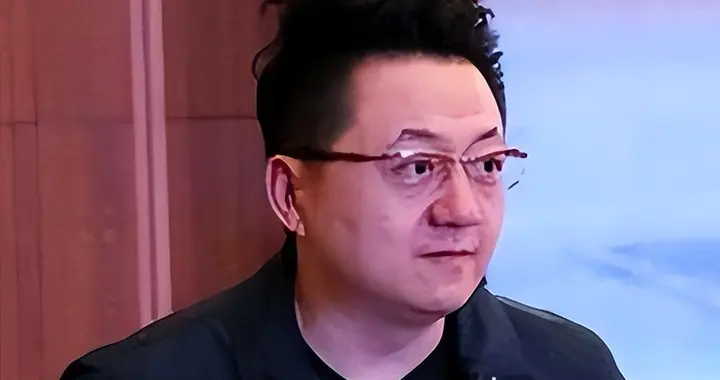 他是上海知名主持人，曾和王志文是好兄弟，如今活成“不老神话”