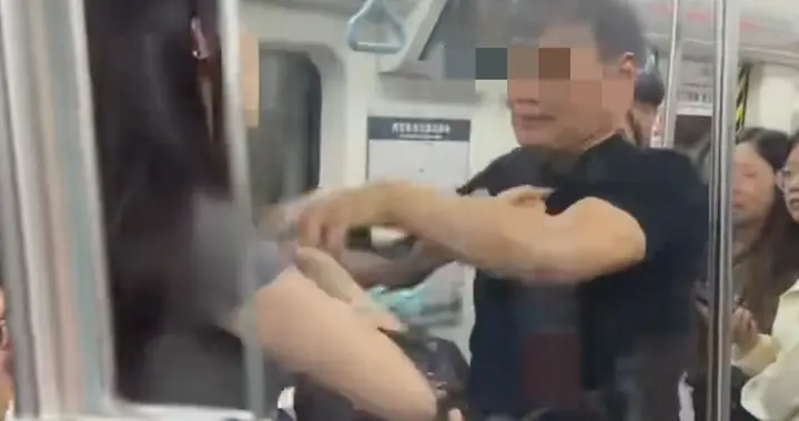 陕西地铁一大爷偷拍被当场抓包！女子怒扇大爷，大骂“为老不尊”