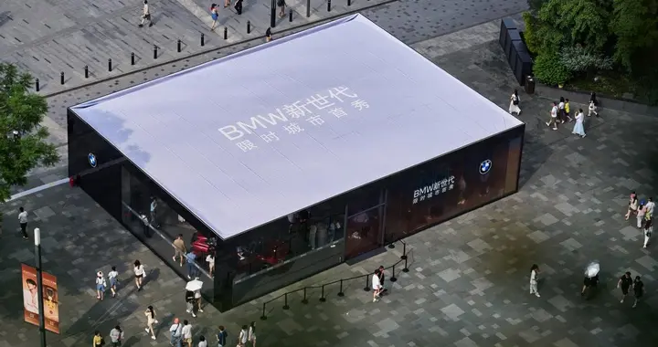 未来设计加最新技术，BMW“新世代”双车亮相成都春熙路！