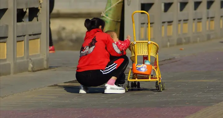 为什么现在越来越多家庭，宁愿花钱请保姆带娃，也不让老人带？
