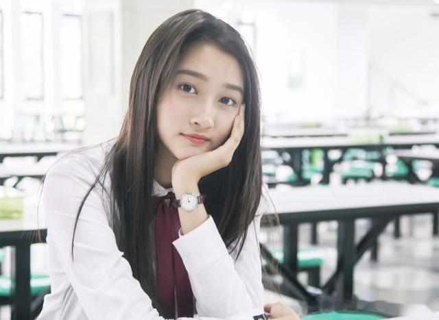 关晓彤在沈腾的帮助下，慢慢的走上了腾化的道路，成功洗白