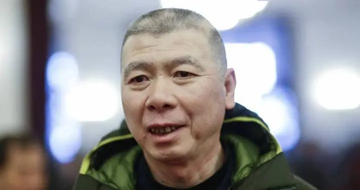 冯小刚变老实了 , 坐头等舱脑袋全是斑块 , 养女徐朵脸肿真相公之于众