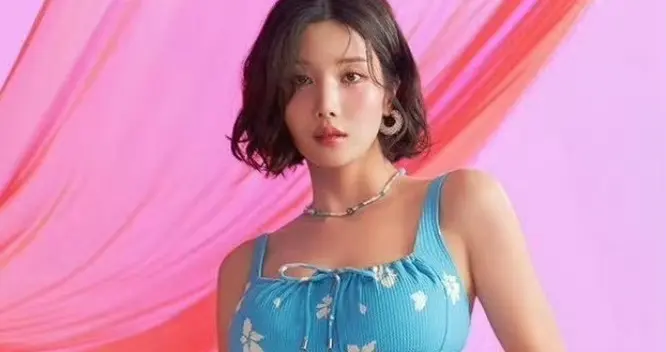 权恩妃 · 甜妹欧尼穿搭壁纸 甜美又性感，好身材藏不住