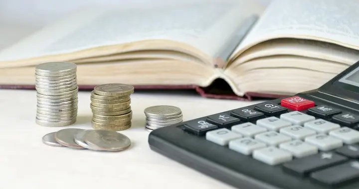 花40万学费读金融硕士，毕业面对6千月薪，七成人挤进银行柜台