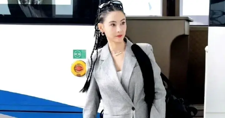 这一次，45岁张柏芝造型翻车，身穿黑色网纱连衣裙，衬得她好老气