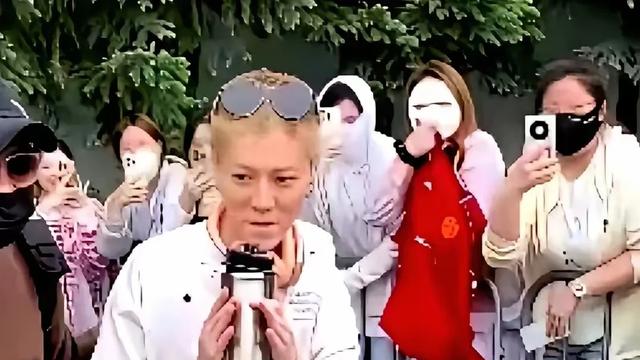 彩虹吃瓜娱乐：36岁鹿晗瘦脱相，一头黄毛