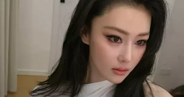 张馨予一组雪中逆光美照刷爆网络 她身着白色露肩装，宛性感女神。