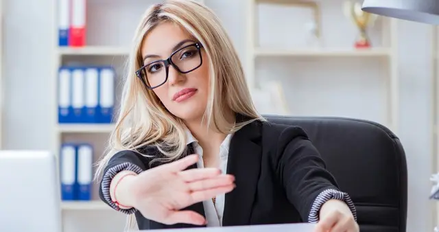 老板：可以在我这里干到退休！第二年：这名员工被辞退了