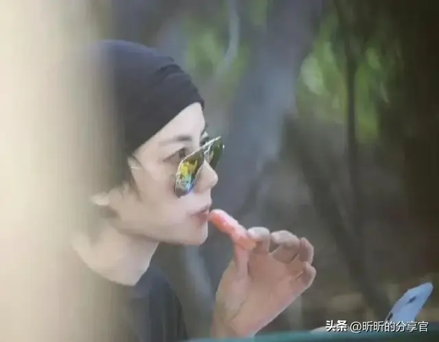 56岁王菲迪拜素食被偶遇！黑衣头巾气场全开，素颜状态吊打同龄人