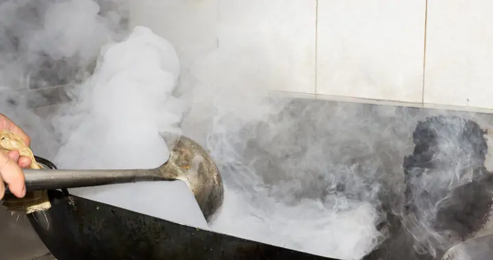 差点犯大错！医生提醒：刚炒完菜千万别用水冲铁锅，多数人都错了