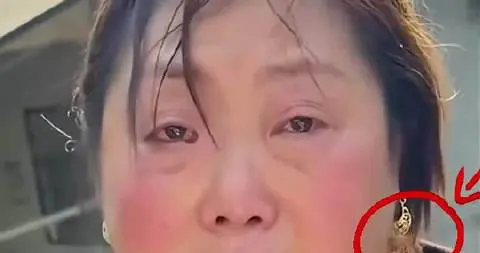 心寒，女村支书带病救灾，被键盘侠讽刺：“金耳环有50克”