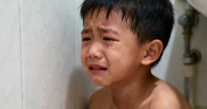 8亿人泪目！6岁娃躲卫生间攥发卡痛哭，患癌妈妈的遗憾太戳心