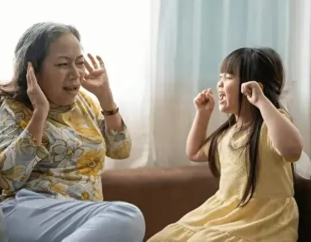 为何孩子越大，越不喜欢和奶奶亲近？心理学家这样解释，很有道理