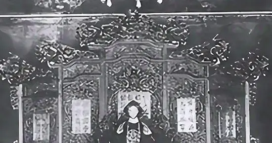 溥仪的贴身侍卫，不仅睡过皇后婉容，还无恶不作，后来被毙于刑场