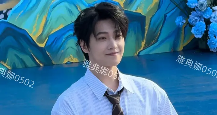 杨洋过节吃胖了但依然很帅，就是头发有点像黄晓明太厚重了不清爽