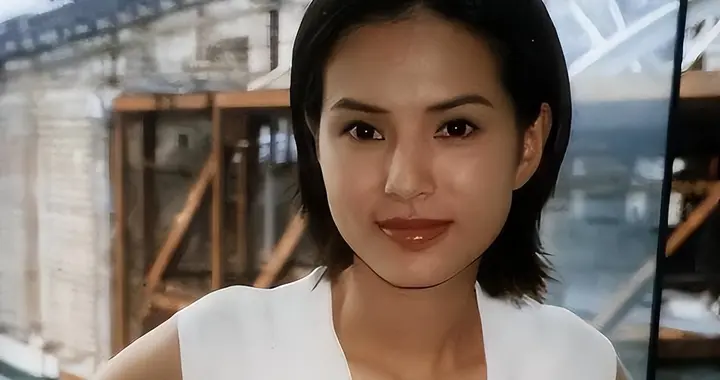 她一生不仅被老头“白睡”10年，还倒贴上亿，如今的下场令人惋惜