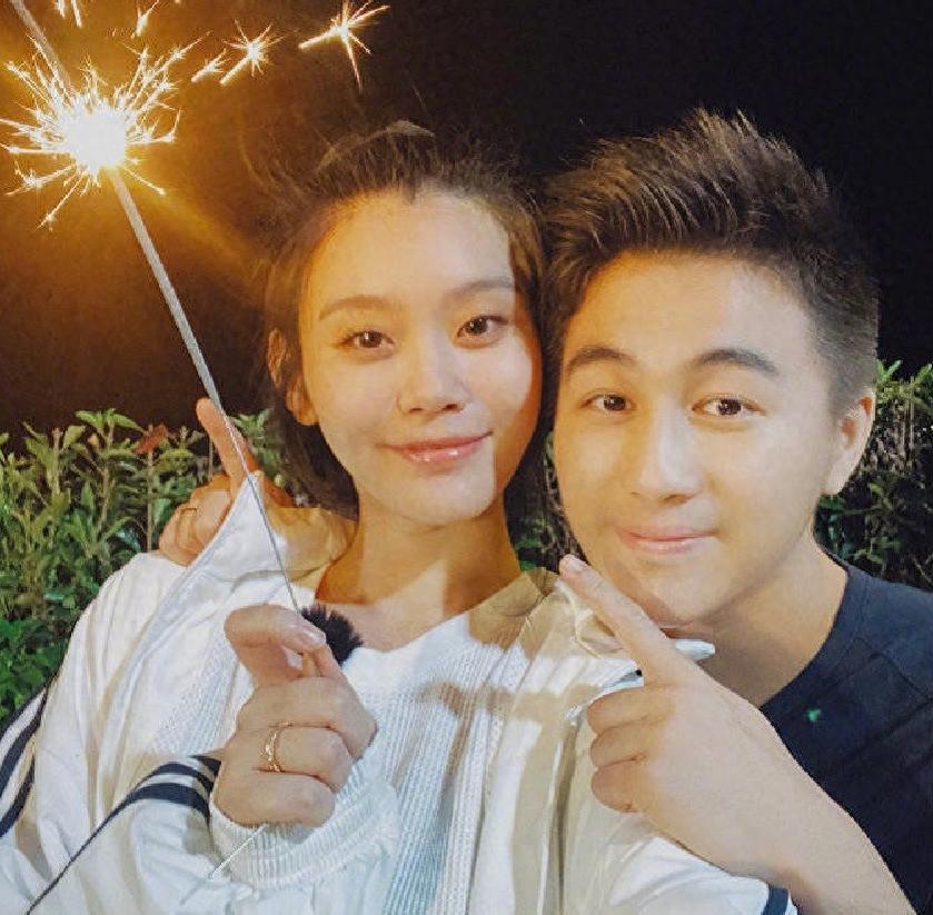 何猷君儿女正脸照曝光！儿子高度遗传奚梦瑶身高长相，女儿像四太