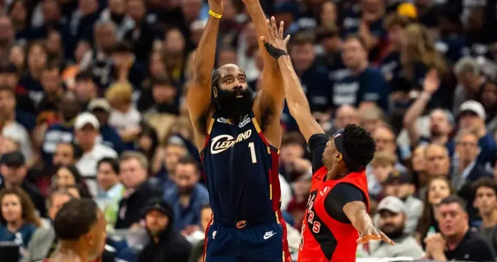 进攻欲望太强！哈登半场轰15+6，骑士61-54领先猛龙，开门红有望